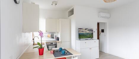 Kühlschrank, Ofen, Geschirrspüler, Wasserkocher mit Kaffee-/Teezubehör