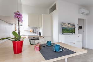 Fridge, oven, dishwasher, coffee/tea maker