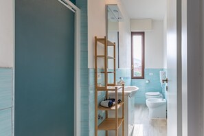 Shower, hair dryer, towels - House MaGa (Brescia)