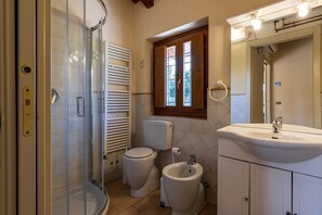 Douche, sèche-cheveux, serviettes fournies