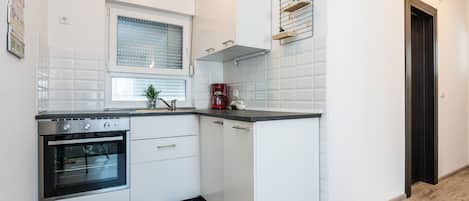 Comfort Apartment A2 | Cocina privada | Refrigerador, microondas, horno y parrilla de estufa