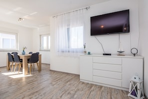 Comfort Apartment A2 | Living area | 100-cm flat-screen TV with satellite channels, TV - Apartments Krpan (Vir)