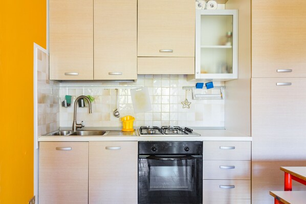 Refrigerador, horno, cafetera y tetera y utensilios de cocina 