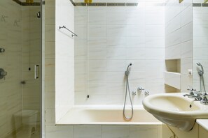 Shower, hair dryer, towels