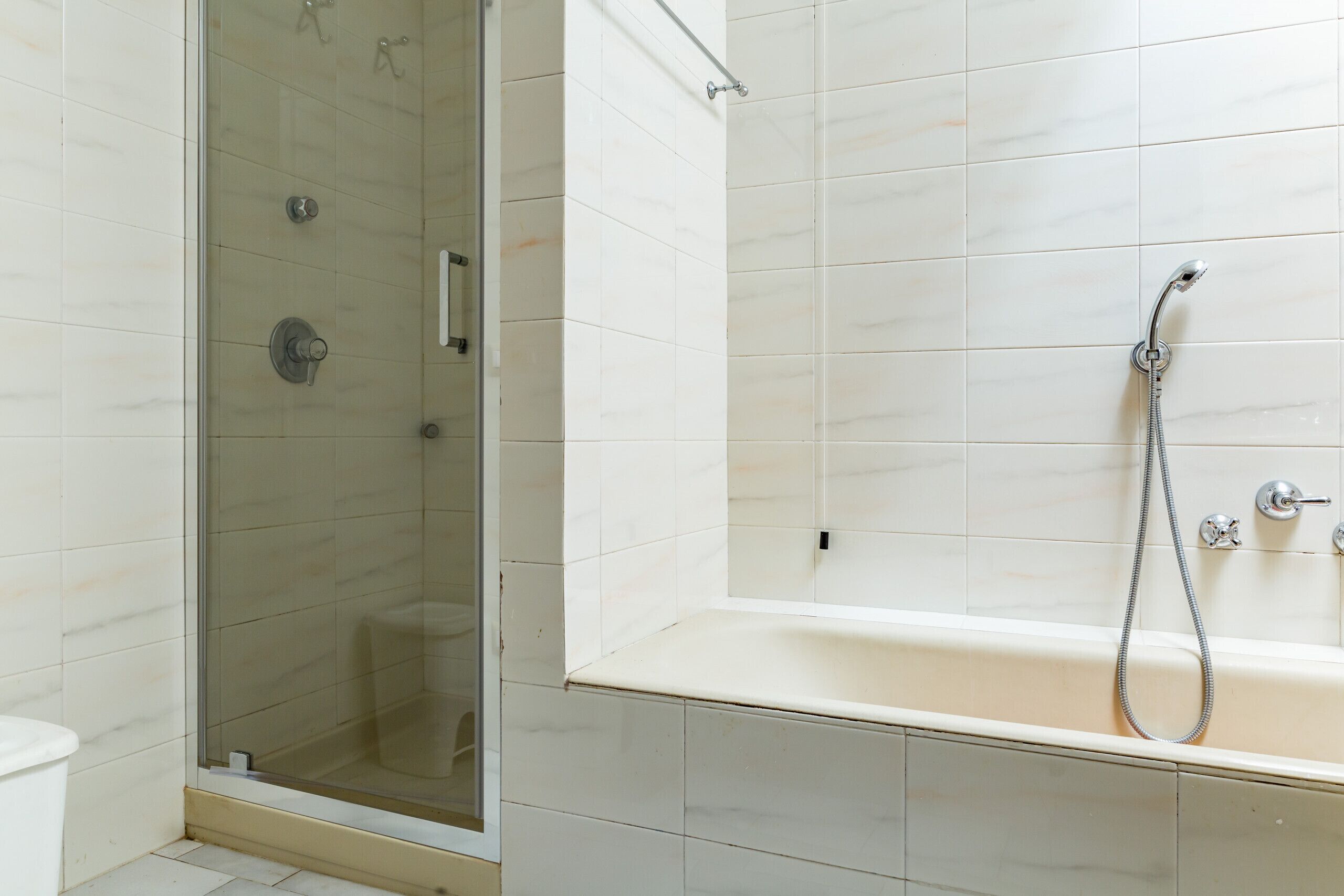 Douche, séchoir à cheveux, serviettes fournies