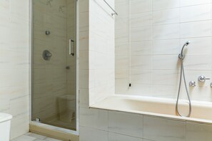 Een douche, een haardroger, handdoeken