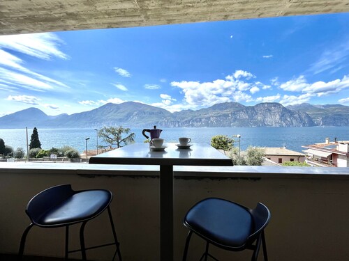 PANORAMIC HOUSE WITH LAKE VIEW