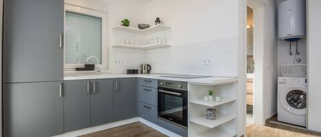 City Apartment (A1) | Cocina privada | Frigorífico, microondas, horno y placa de cocina