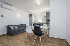Comfort Apartment (A4) | Living area | 100-cm flat-screen TV with satellite channels, TV - Apartments Pejakovic (Vir)