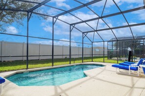 Alberca al aire libre y alberca climatizada