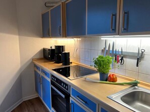 Fridge, microwave, oven, stovetop - Bright vacation apartment with communal garden in a quiet location (Zinnowitz)