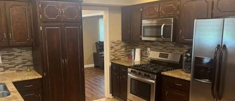 Refrigerador, microondas, horno, placa de cocina