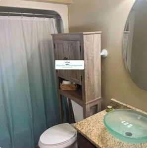 Banheira, toalhas de banho, sabonete, papel higiênico