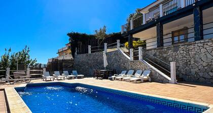 House for 10 people with private pool, barbecue and free Wi-Fi