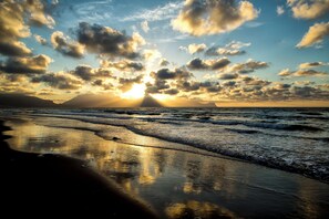 靠近海滩、白沙