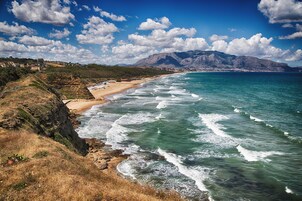 Una playa cerca, arena blanca