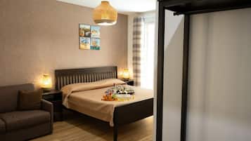 Habitación Confort, 1 cama King size y sofá cama, vista al patio | Ropa de cama de alta calidad, edredón y camas con efecto memoria
