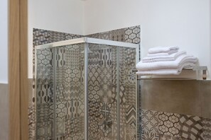 تجهيزات دش، دُش غزير، مجففات شعر، مراحيض شطف