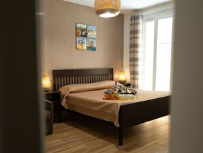 Comfort-huone, 1 suuri parisänky ja vuodesohva, näköala pihalle | Ylelliset vuodevaatteet, untuvapeitot, memory foam -patjalliset sängyt