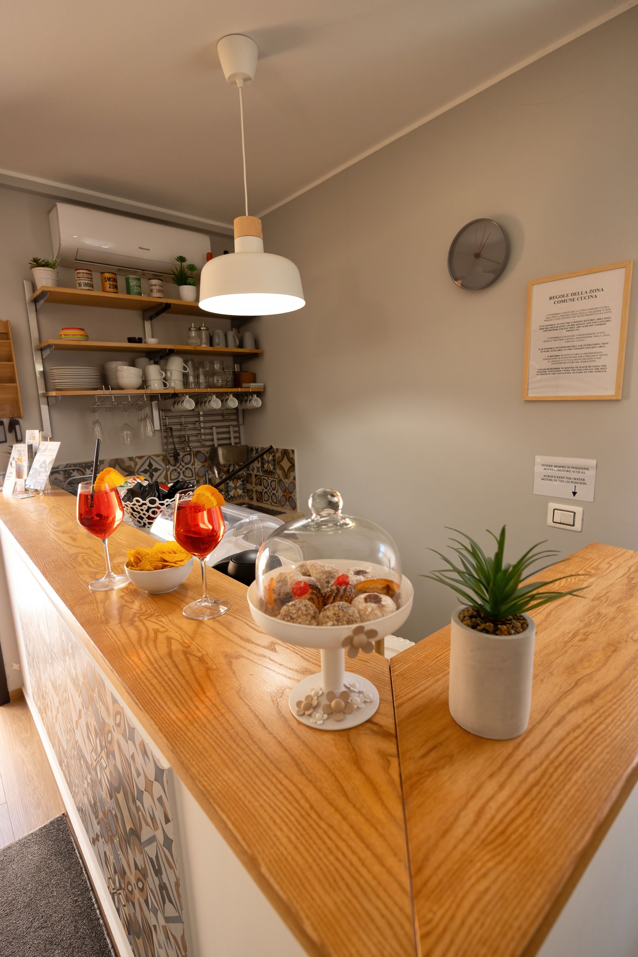 Frigobar, microondas, placa de cocina, cafetera expreso