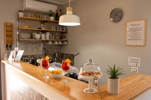 Minijääkaappi, mikroaaltouuni, liesi, espressokone