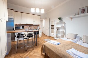 Tabla de planchar con plancha, cunas, wifi gratis y ropa de cama 