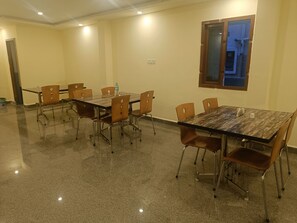 供应早餐、午餐和晚餐，中国菜