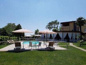 Piscine extérieure (ouverte en saison), parasols de plage