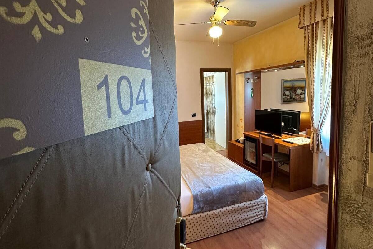Standard Room | Premium bedding, down comforters, memory foam beds, minibar