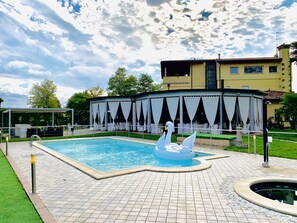 Außenpool (je nach Saison geöffnet), Sonnenschirme, Liegestühle