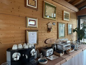 Free daily buffet breakfast - VILLA RIVIERA (Pradamano)