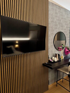 Deluxe Room | Premium bedding, down comforters, memory foam beds, minibar