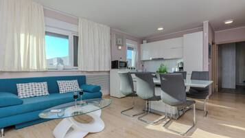 Family Apartment (A1) | Área de estar | TV de tela plana 100 cm com canais via satélite, TV