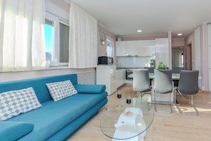 Family Apartment (A1) | Zona de estar | Televisión de pantalla plana de 100 cm con canales por satélite