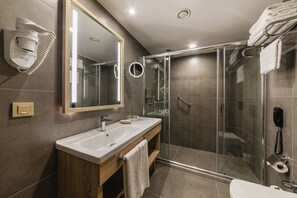 Shower, rainfall showerhead, designer toiletries, hair dryer - Csk The Halich Port Istanbul (Istanbul)