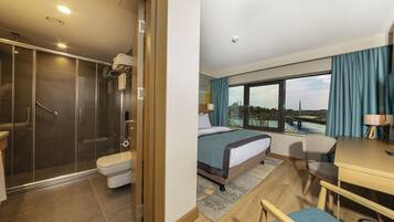 Rom – standard, sjøutsikt, sjøvendt | Sengetøy av topp kvalitet, dundyner, minibar og safe på rommet