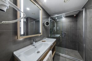 Shower, rainfall showerhead, designer toiletries, hair dryer - Csk The Halich Port Istanbul (Istanbul)