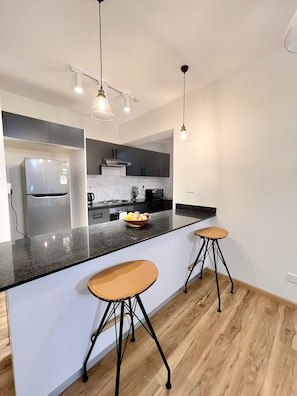 Frigorifero, microonde, forno, piano cottura