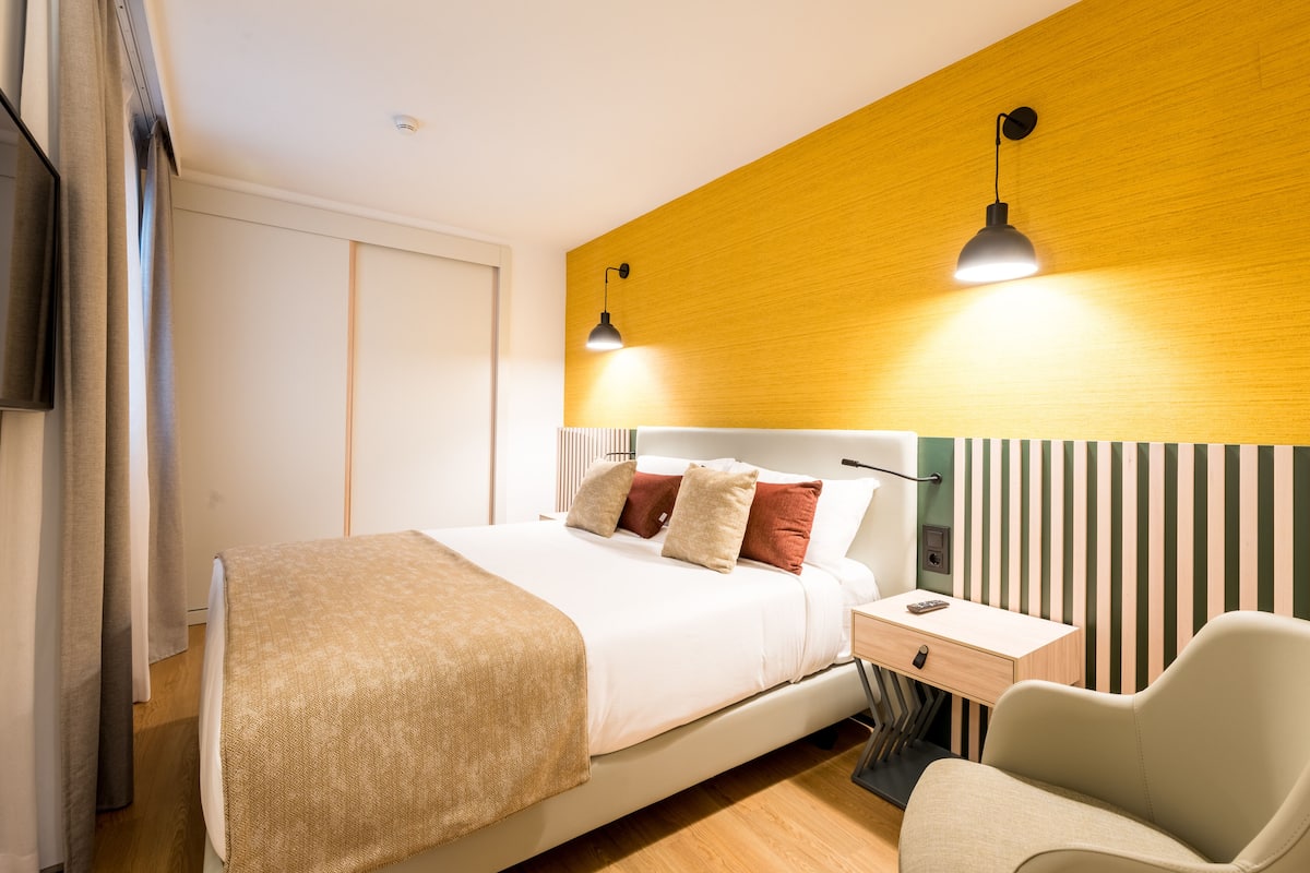 2 bedrooms, premium bedding, down duvets, minibar