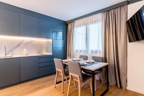 Business Apartment, 2 Bedrooms, Pool View | Private kitchen