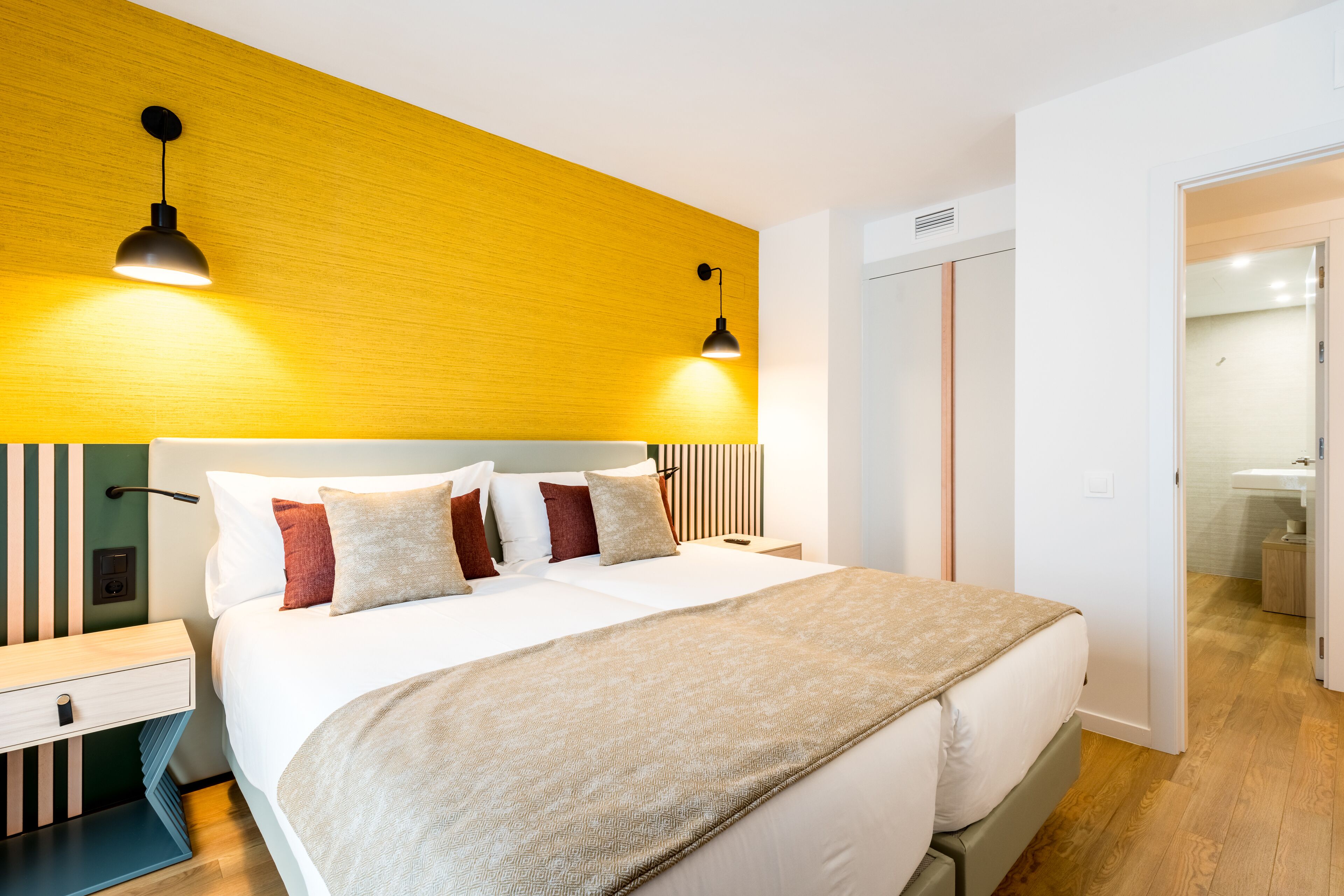 Business appartement, 2 slaapkamers, uitzicht op zwembad | Luxe beddengoed, donsdekens, een minibar, een kluis op de kamer