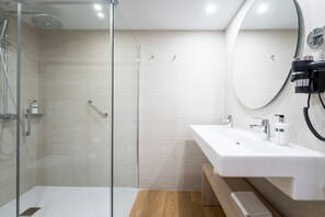 Apartamento Business, 2 habitaciones, vistas a la piscina | Baño | Ducha, cabezal de ducha tipo lluvia, secador de pelo y bidé