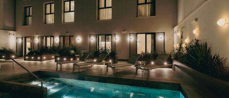 Udendørs pool, åben fra kl. 10.00 til kl. 21.00, liggestole