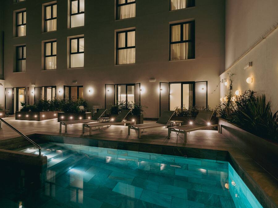 Außenpool, geöffnet von 10:00 Uhr bis 21:00 Uhr, Liegestühle