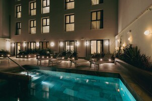 Piscina all'aperto, con ingresso dalle 10:00 alle 21:00, lettini