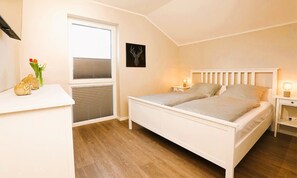 8 Schlafzimmer, Schreibtisch, Reisekinderbett, WLAN
