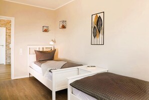 8 sovrum, skrivbord, resesäng och wi-fi