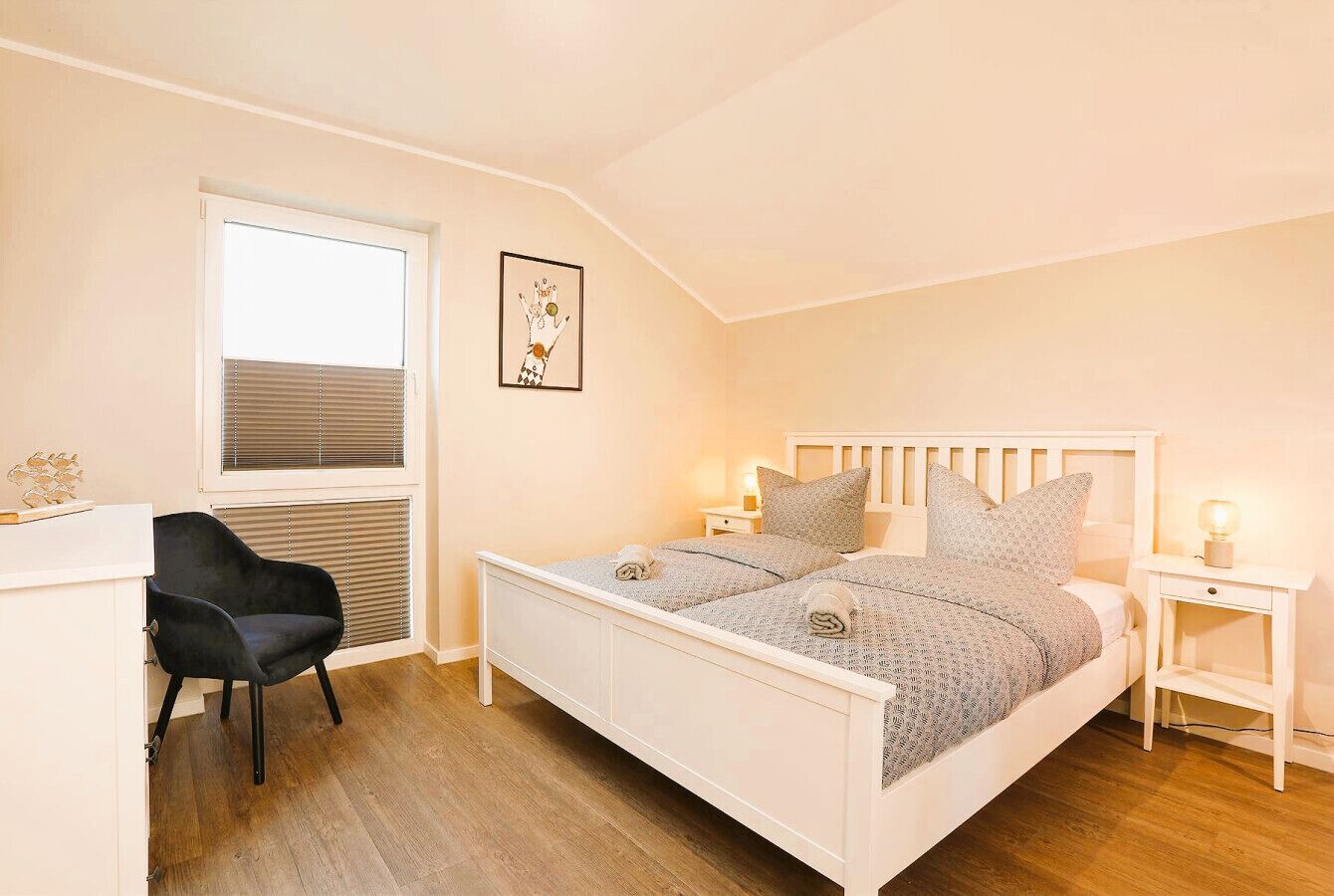 8 slaapkamers, een bureau, reisbedje, wifi