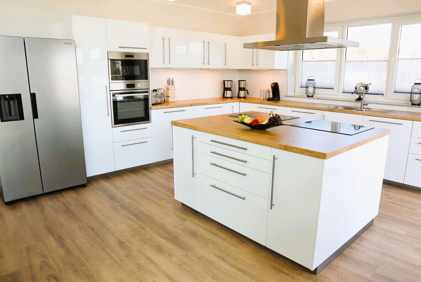 Frigorífico, microondas, horno y placa de cocina