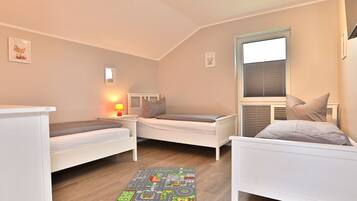 8 makuuhuonetta, työpöytä, vauvan matkasänky, Wi-Fi